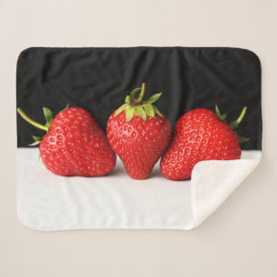 Erdbeeren auf schwarz über weiß sherpadecke