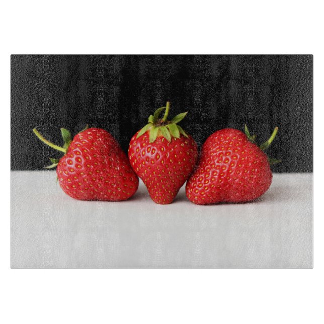 Erdbeeren auf schwarz-weiß cbcna schneidebrett (Vorderseite)