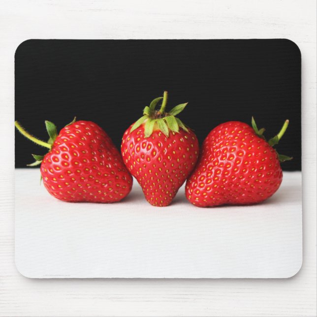 Erdbeeren auf schwarz-weiß mpcna mousepad (Vorne)