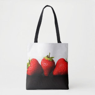 Erdbeeren auf Weiß über Schwarz