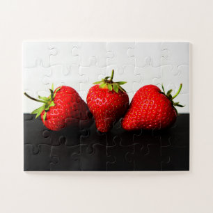 Erdbeeren auf weiß über schwarz 11x14 30pc jpcna puzzle