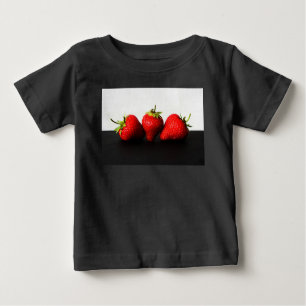 Erdbeeren auf Weiß über Schwarz Baby T-shirt