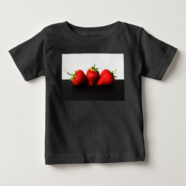 Erdbeeren auf Weiß über Schwarz Baby T-shirt (Vorderseite)