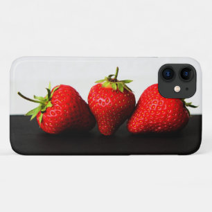 Erdbeeren auf Weiß über Schwarz Case-Mate iPhone Hülle