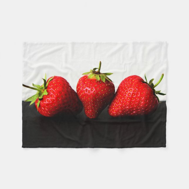 Erdbeeren auf Weiß über Schwarz Fleecedecke (Vorderseite (Horizontal))