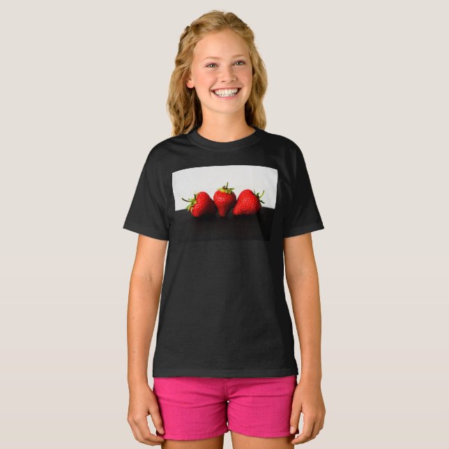 Erdbeeren auf Weiß über Schwarz Gcm T-Shirt (Vorne ganz)