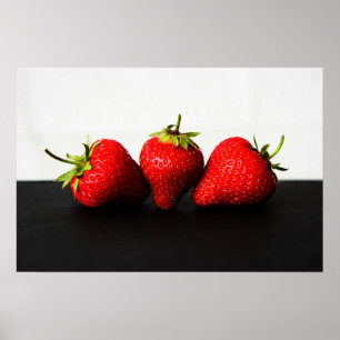 Erdbeeren auf Weiß über Schwarz Poster