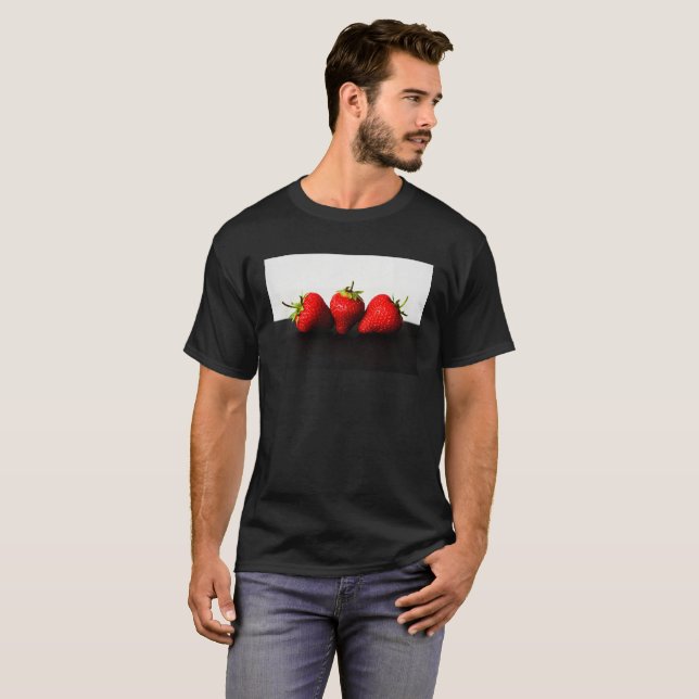 Erdbeeren auf Weiß über Schwarz T-Shirt (Vorne ganz)