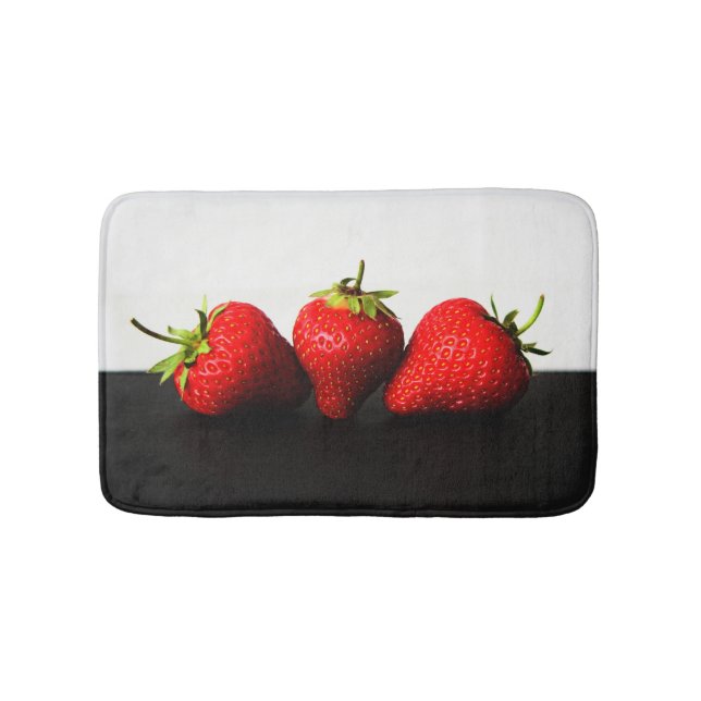 Erdbeeren auf Weiß über schwarzem Bmcna Badematte (Vorderseite)