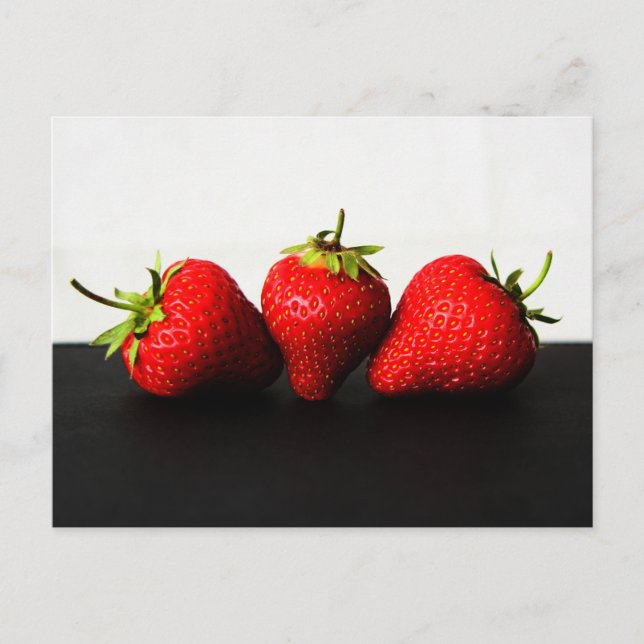 Erdbeeren auf weißem über schwarzem PC-Bogen2 Postkarte (Vorderseite)