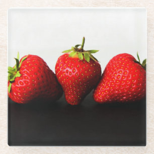 Erdbeeren auf weißer Seite über schwarzer Küste Glasuntersetzer