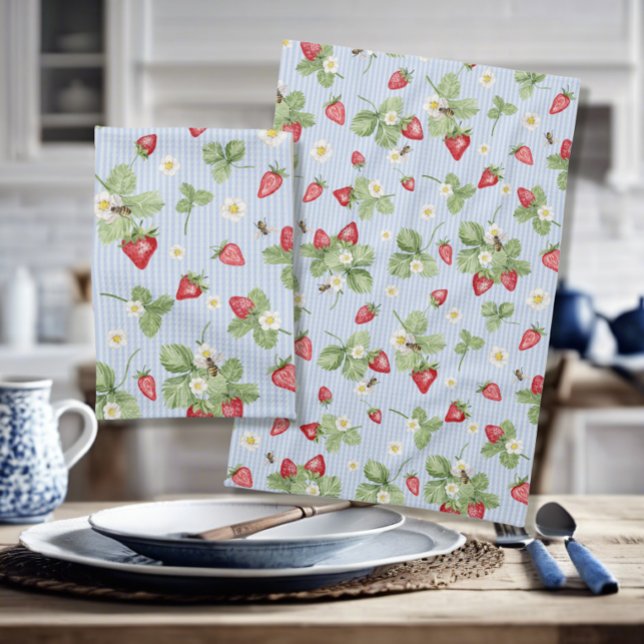 Erdbeeren in Bienen Wasserfarbe Blaues Button Stre Geschirrtuch (Von Creator hochgeladen)