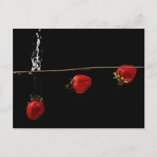 Erdbeeren in Wasser Postkarte