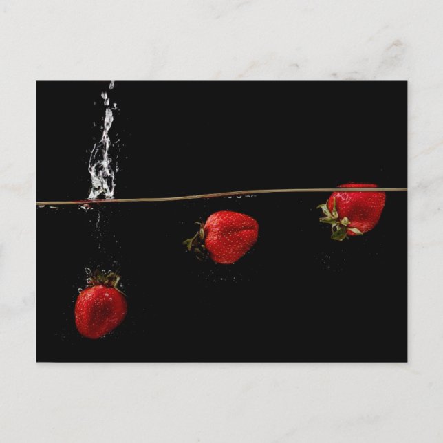 Erdbeeren in Wasser Postkarte (Vorderseite)