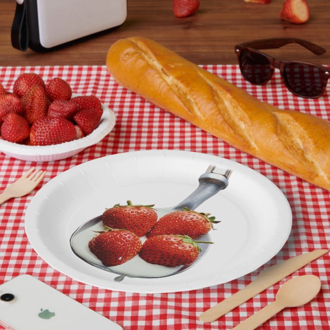 Erdbeeren und Creme. Pappteller (Picknick)