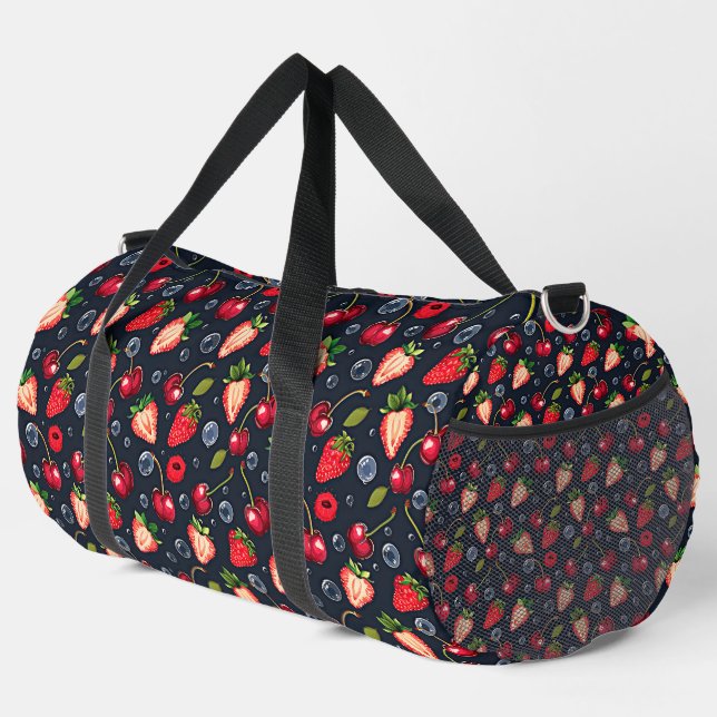 Erdbeeren und Kirschen auf dunklem Hintergrund Duffle Bag (Rechte Ecke)