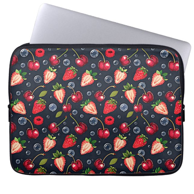 Erdbeeren und Kirschen auf dunklem Hintergrund Laptopschutzhülle (Vorderseite)