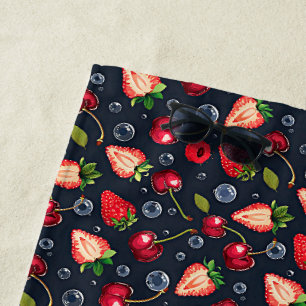 Erdbeeren und Kirschen auf dunklem Hintergrund Strandtuch