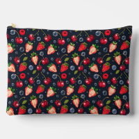 Erdbeeren und Kirschen auf dunklem Hintergrund