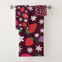 Erdbeeren und Muster der weißen Blume