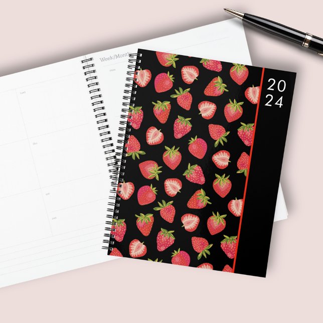 Erdbeerfruchtmuster Planer (Cute strawberry planner with juicy red strawberries on black background. Customise the year text.)