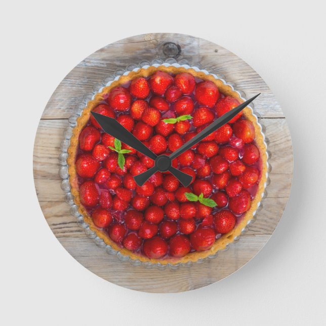 Erdbeerkuchen mit Minze-Blätter auf rustikalem Hol Runde Wanduhr (Vorderseite)