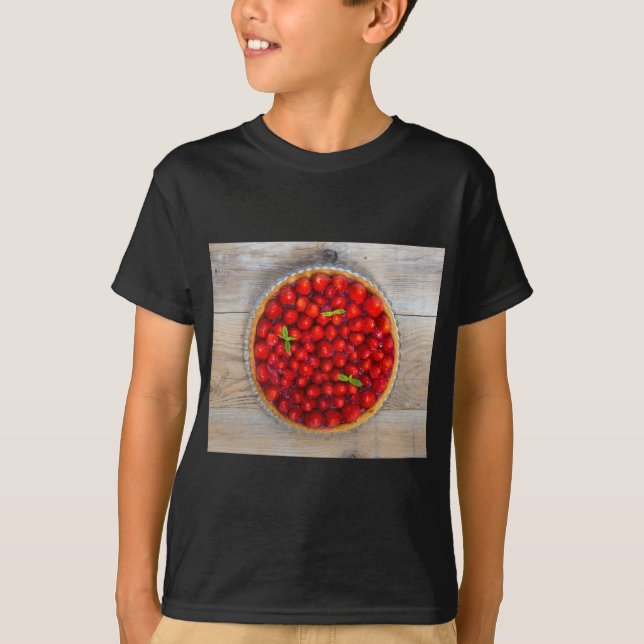 Erdbeerkuchen mit Minze-Blätter auf rustikalem Hol T-Shirt (Vorderseite)