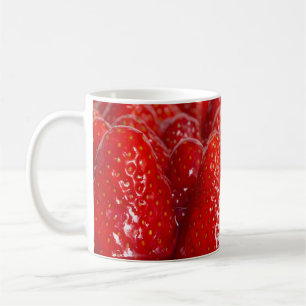 Erdbeerkuchen mit Minze Makro geschlossen Tasse