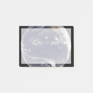 Erde mit drei tropischen Zyklonen im Pazifik. Post-it Klebezettel