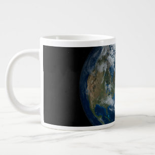 Erde mit Wolken und Meereis 2 Jumbo-Tasse