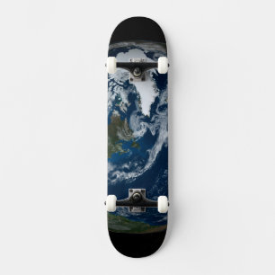 Erde mit Wolken und Meereis 2 Skateboard