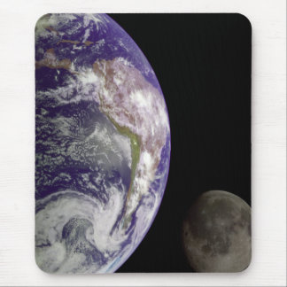 Erde und Mond Mousepad