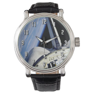 Erde und Mond vom Space Shuttle Discovery Armbanduhr