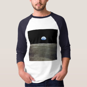 Erde vom Mond aus im schwarzen Weltraum: Earthrise T-Shirt