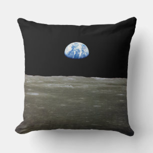 Erde vom Mond im schwarzen Weltraum: Earthrise Kissen