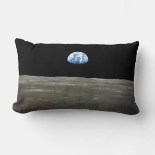 Erde vom Mond im schwarzen Weltraum: Earthrise Lendenkissen