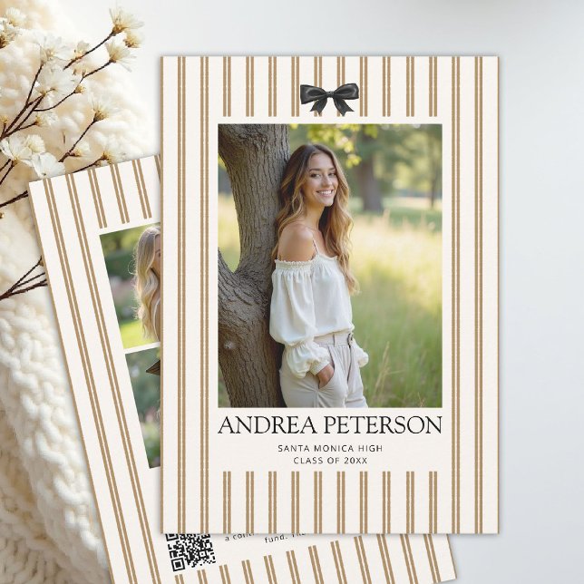 Erdfarbene Streifen Bow Abschluss Collage QR Ankündigung (graduation announcement party invitation photo collage black bow earthy organic natural stripes tan)