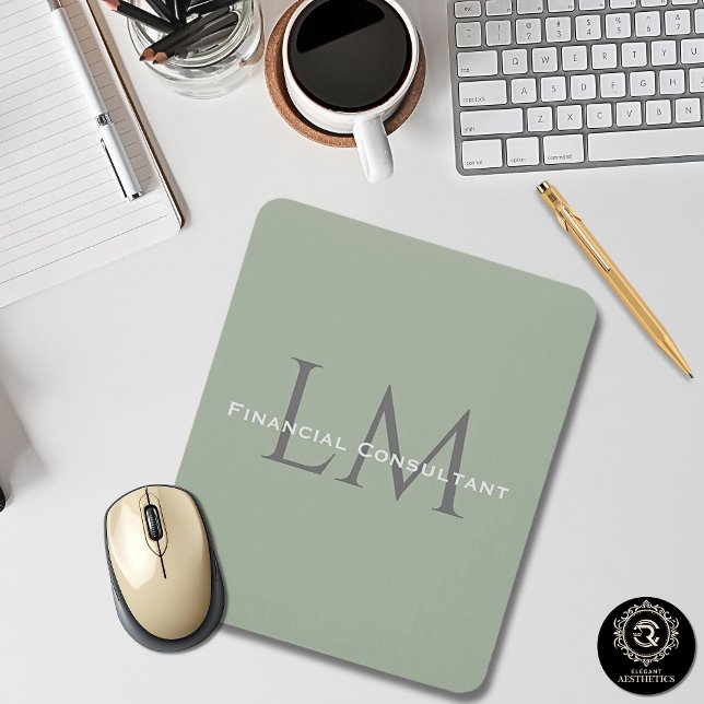 Erdige Salbeigrüne Organische Minimalistische Arbe Mousepad (Classic Sage Green Monogram Workspace Accent Mouse Pad)