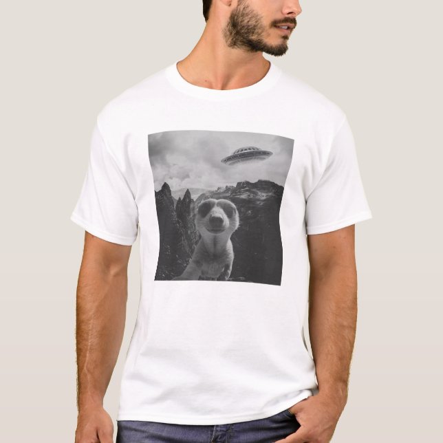 Erdmännchen-Selfie in einer Berglandschaft Surreal T-Shirt (Vorderseite)