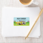 Erdnüsse | Charlie Brown und Gang Birthday Adressaufkleber<br><div class="desc">Fügen Sie eine Touch von Peanuts Charme zu Ihrem Feiern mit dem Peanuts Charlie Brown und Gang Birthday Address Label! Mit Charlie Brown, Snoopy, Lucy, Linus und anderen geliebten Charakteren präsentiert dieses Label ein farbenfrohes und festliches Design, das perfekt dazu geeignet ist, Party-Umschläge für Einladungen oder Dankeschön-Kartenumschläge zu erweitern. Das...</div>