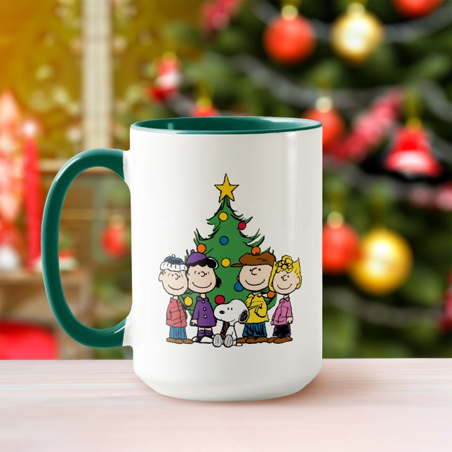 Erdnüsse | Die Gang um den Weihnachtsbaum Tasse (Mug on table)