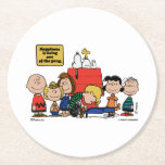 Erdnüsse | Glück ist eins der Gang Runder Pappuntersetzer<br><div class="desc">Das Glück ist tatsächlich Teil der Peanuts-Bande,  wie in der geliebten Comic-Streifen und seinen verschiedenen Anpassungen dargestellt. Die Peanuts-Charaktere,  trotz ihrer Fehler und Kämpfe,  finden Freude in ihren nah-Strick-Freundschaften und gemeinsamen Erfahrungen.</div>