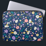 Erdnüsse im Blütenmuster Laptopschutzhülle<br><div class="desc">Schauen Sie sich dieses niedliche Design mit Snoopy,  Woodstock,  Charlie Brown & Lucy in einem farbenfrohen Blumenmuster an.</div>