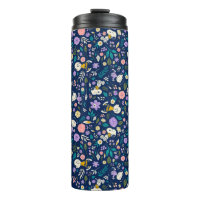 Erdnüsse im Blütenmuster