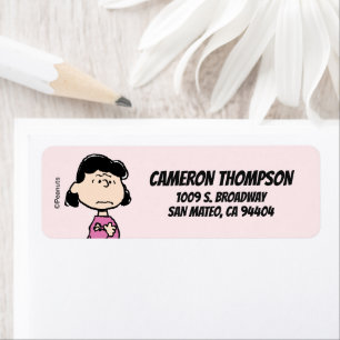 Erdnüsse   Lucy mit überquerten Waffen