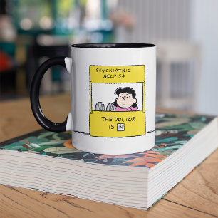 Erdnüsse Lucy und der Arzt ist in Tasse