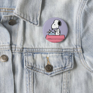 Erdnüsse   Snoopy bei der Schreibmaschine Button