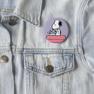 Erdnüsse | Snoopy bei der Schreibmaschine Button