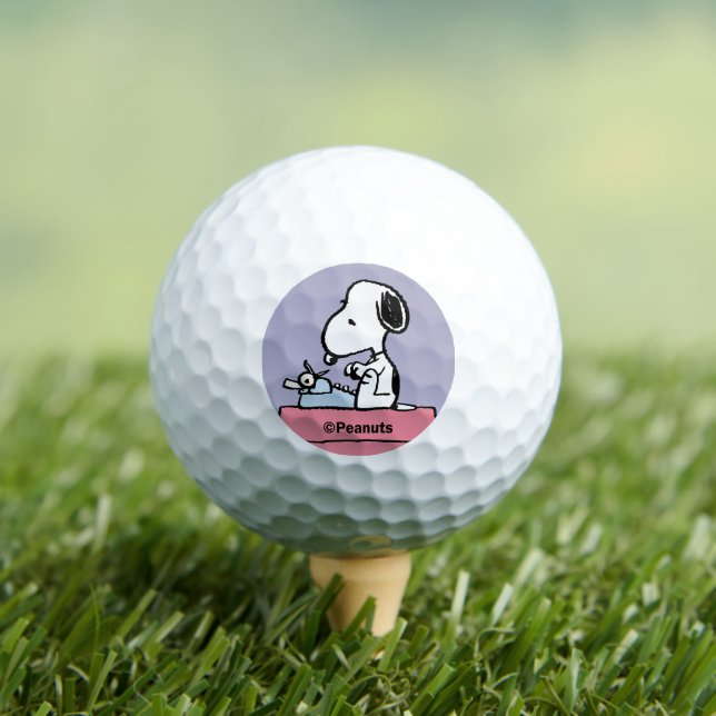 Erdnüsse | Snoopy bei der Schreibmaschine Golfball (Insitu T-Shirt)