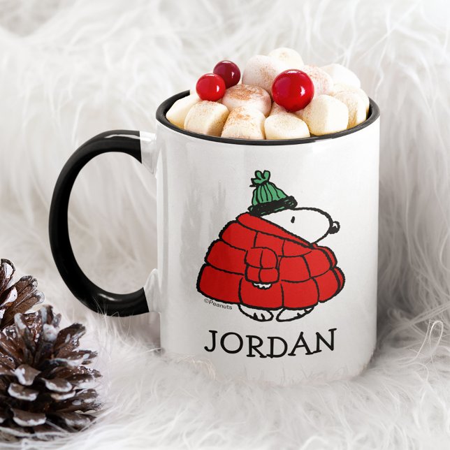 Erdnüsse | Snoopy Red Puffer Jacket Tasse (Mug on holiday background)